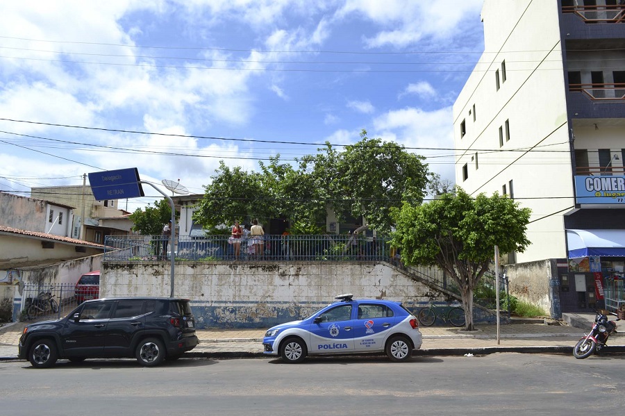 CÂMARA MUNICIPAL ENTREGA OFÍCIO SOLICITANDO CONSTRUÇÃO DE UMA NOVA DELEGACIA E A AMPLIAÇÃO E REFORMA DA ATUAL