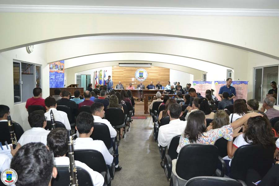 Sessão Solene: Teve Entrega de Títulos Cidadão Macaubense, Hino de Macaúbas, Poemas de estudantes em homenagem ao município…
