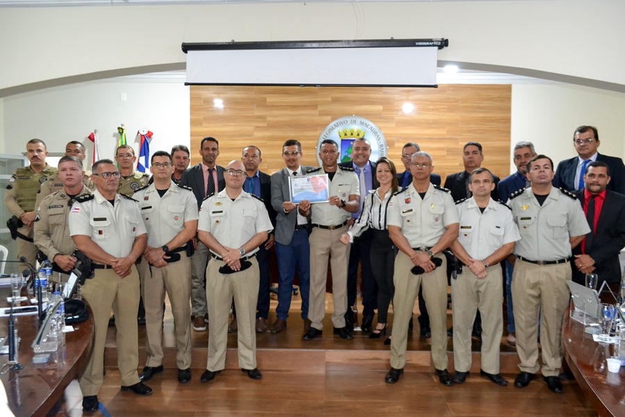 CÂMARA ENTREGA MOÇÃO DE APLAUSO A POLICIA MILITAR NA PESSOA DO MAJOR FABRÍCIO SOUZA GOMES